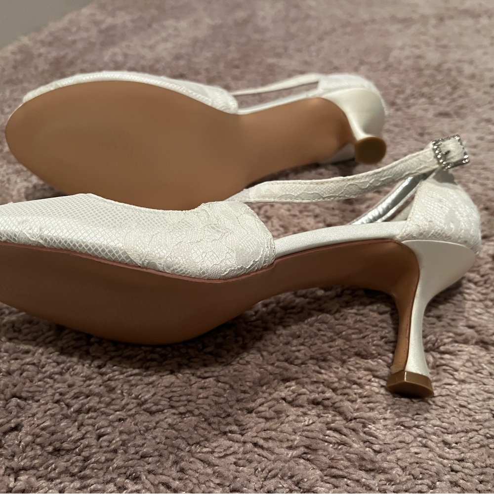 Lace white heel